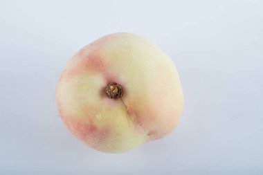 Beyaz arka planda taze şeftali. 