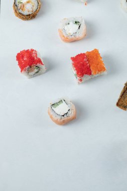 Beyaz arka planda izole edilmiş suşi karışımı