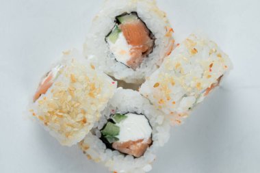 Krem peynirli Maki börekleri ve beyaz arka plandaki diğer malzemeler.