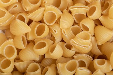 Bir demet çiğ makarnanın yakın görüntüsü