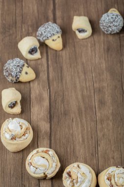 Tahta arka planda duran çeşitli kurabiyeler