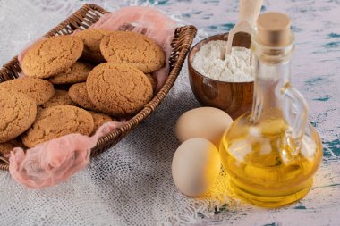 Tahta sepet tepsisindeki yulaf ezmeli kurabiyeler.