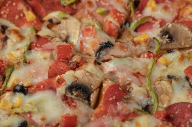 Biberli karışık karışık pizza.