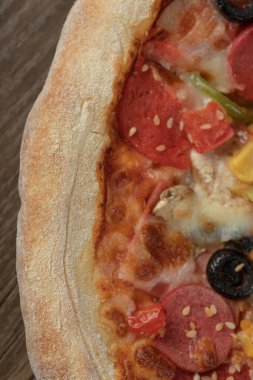 Dilimlenmiş ve doğranmış pepperonili pizza.