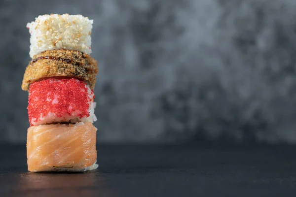 Mini sushi maki rullar isolerad på grå bakgrund — Stockfoto