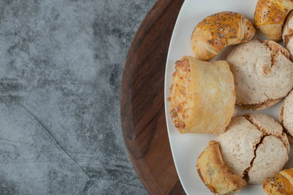 Galletas de mantequilla con azúcar en polvo en un plato de cerámica blanca — Foto de Stock