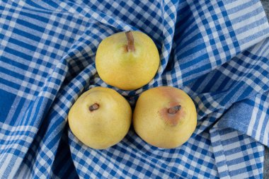 Sulu sarı armutlar mavi işaretli mutfak havlusu