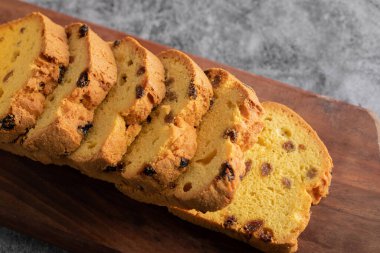 Sultana turtası ahşap bir tabakta dilimler.