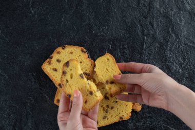 Sultana turtasını yarıya bölmek.