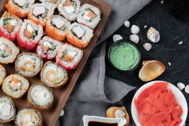 Tahtaya konmuş sıcak suşi ve karışık malzemeler.