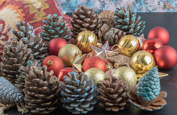 Variedad de adornos de árboles de Navidad en un trozo de patrón rojo alfombra étnica —  Fotos de Stock