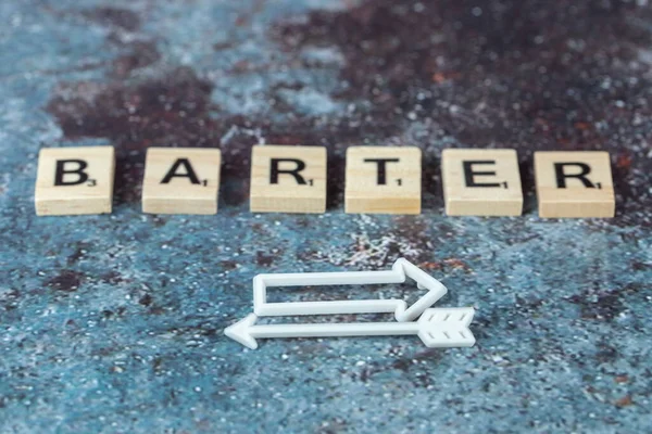 Escritura de trueque con letras negras en dados de madera con flechas blancas alrededor —  Fotos de Stock