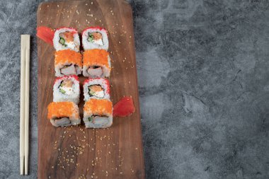 Tahtada kırmızı havyar ve krem peynirli suşi maki.
