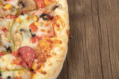 Biberli karışık karışık pizza.