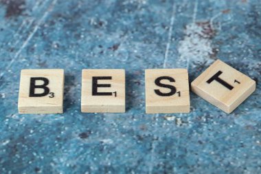 Mavi arkaplanda siyah harflerle yazılmış en iyi yazı.