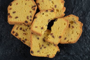 Koyu arkaplanda siyah sultana dilimleri.