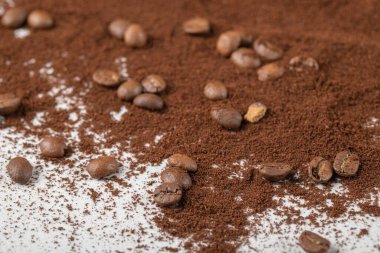 Kahve çekirdekleri kahve ya da kakao tozu.