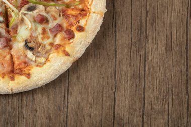 Karışık ve kıymalı pizza hamuru.