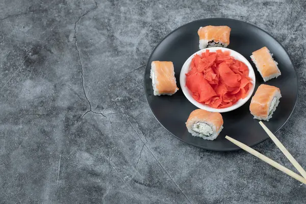 Σολομός μακί ρολά σε λευκό πιάτο με κόκκινο μαριναρισμένο τζίντζερ — Φωτογραφία Αρχείου
