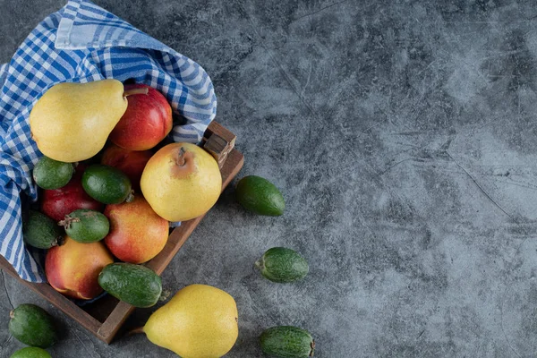 梨、 feijoasと桃の完全な木製のフルーツトレイ — ストック写真