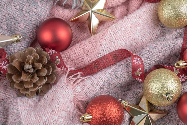 Conos de árbol de Navidad, figuras y cinta en la toalla rosa —  Fotos de Stock
