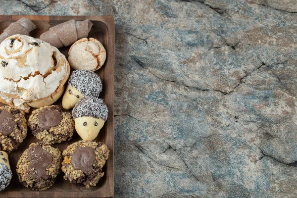 Combinación de galletas de cacao y mantequilla en una bandeja de madera —  Fotos de Stock