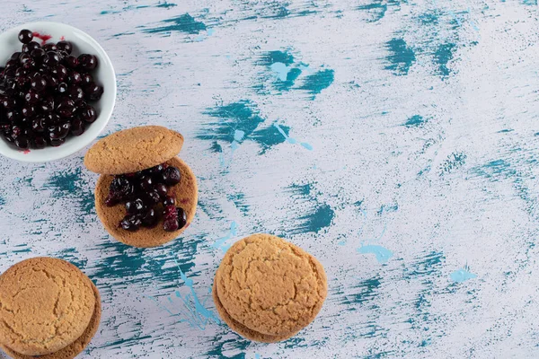 맛난 오트밀 쿠키에 과묵 한 베리 고해성사를 곁들인 쿠키 — 스톡 사진