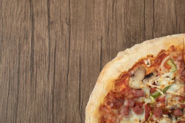 Domates soslu pizza ve doğranmış mantar.