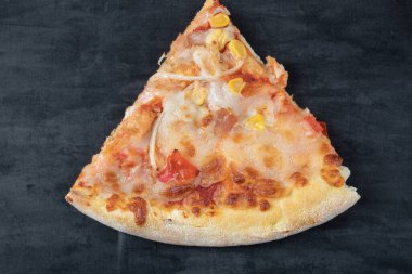 Siyah arka planda bir dilim margarita pizza.