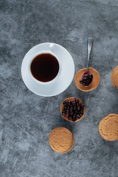 맛이 없는 딸기 과자를 곁들인 오트밀 쿠키는 차 한 잔과 함께 내놓았다 — 스톡 사진