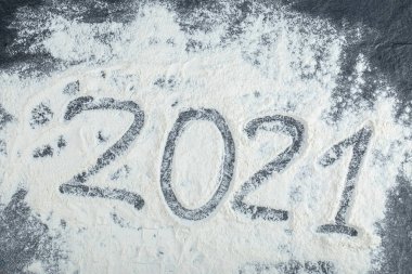 Beyaz kar üzerinde parmak uçlarıyla 2021 yazıları