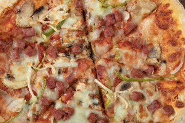 Karışık ve kıymalı pizza hamuru.