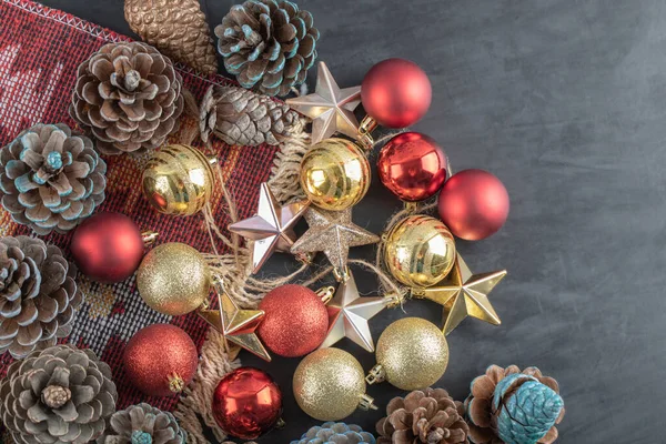 Variedad de adornos de árboles de Navidad en un trozo de patrón rojo alfombra étnica —  Fotos de Stock