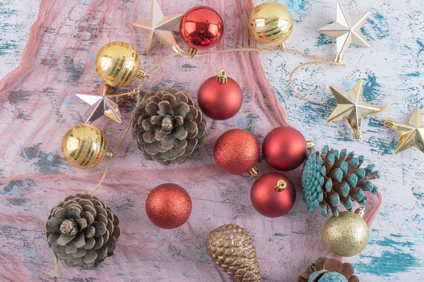 Variedad de adornos de árboles de Navidad en un pedazo de arpillera —  Fotos de Stock