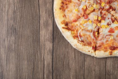 Salamura mısır tohumu ve eritilmiş peynirli domates soslu pizza.