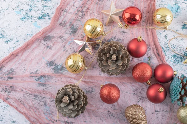 Variedad de adornos de árboles de Navidad en un pedazo de arpillera —  Fotos de Stock