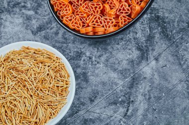 Mermer zemin üzerinde çeşitli kuru makarna türleri