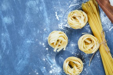 Mavi zemin üzerinde çeşitli kuru makarna