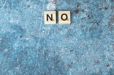 Yatay şekildeki tahtadan zarlarda siyah harflerle sembolik bir yazı yok.