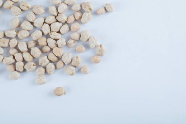 Beyaz arkaplanda bir yığın çiğ bezelye