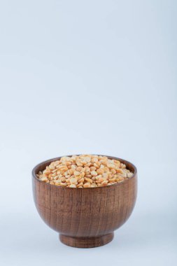 Çiğ mısır taneleriyle dolu küçük bir tahta kase.