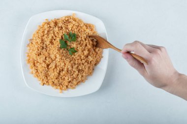 Beyaz tabakta leziz bulgur pilavı.