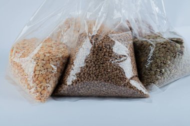 Plastik ceplerde çeşitli çiğ fasulye ve mısırlar