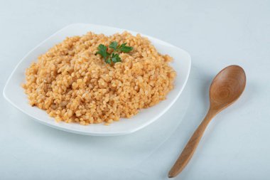 Beyaz tabakta leziz bulgur pilavı.