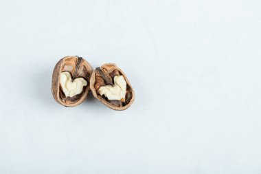 Kırılmış ceviz, beyaz arka planda izole edilmiş.