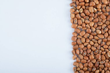 Kahverengi fasulye beyaz arka planda izole