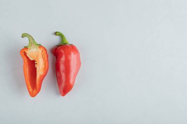 Gri arkaplanda kırmızı biber dilimleri
