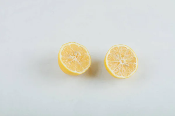 Два скибочки лимона на білому тлі — стокове фото