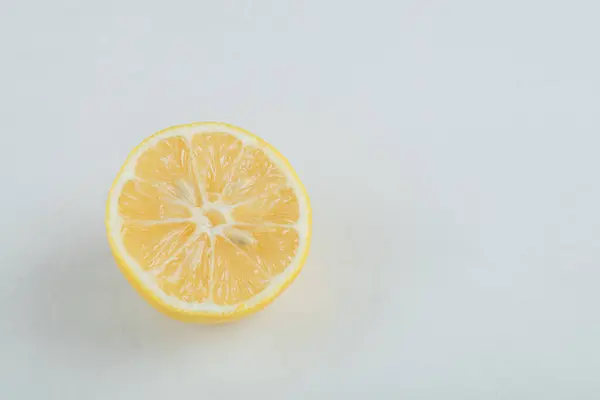 Шматочок лимона на білому фоні — стокове фото
