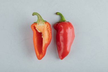 Gri arkaplanda kırmızı biber dilimleri